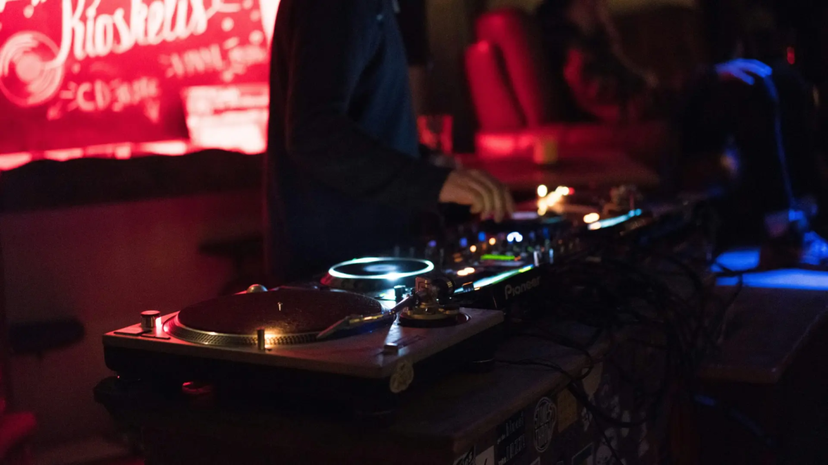 How to Start DJing: An Old and new school dj console in one.
