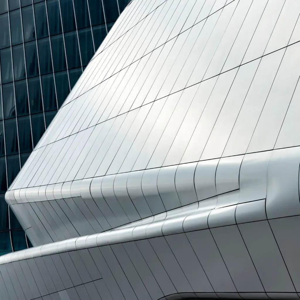 An architectural photo by Alan Philip Muller Showing a detail of Milano Citylife's Shopping District designed by Zaha Hadid Ein Architekturfoto von Alan Philip Muller, das ein Detail des von Zaha Hadid entworfenen Einkaufsviertels Milano Citylife zeigt.